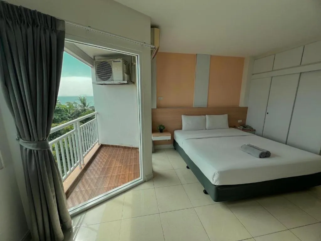 Bed in Nana Chat Bangsaen Hotel