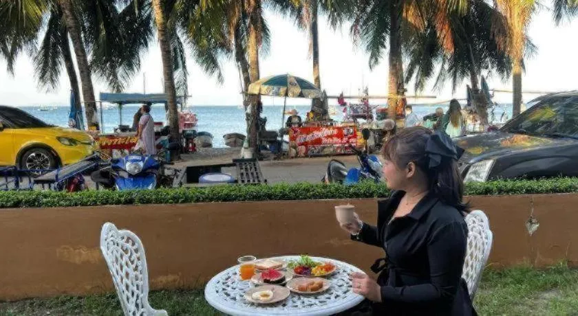 Nana Chat Bangsaen Hotel