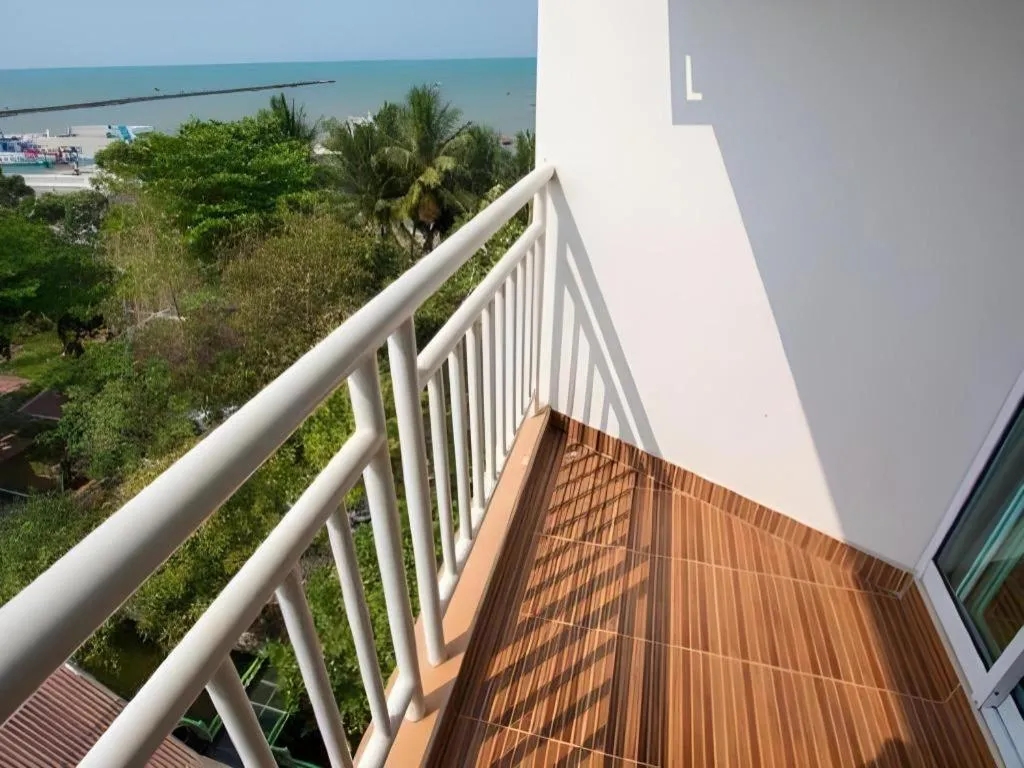 Nana Chat Bangsaen Hotel