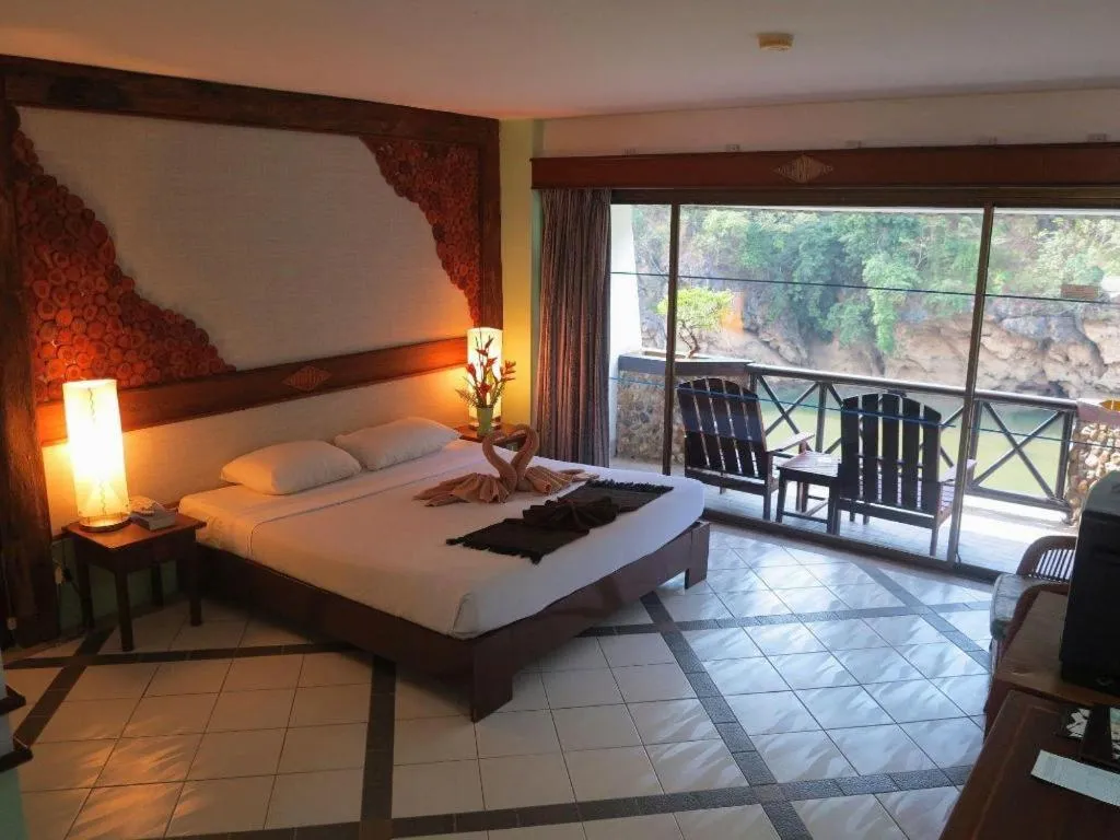 Bed in River Kwai Village Hotel