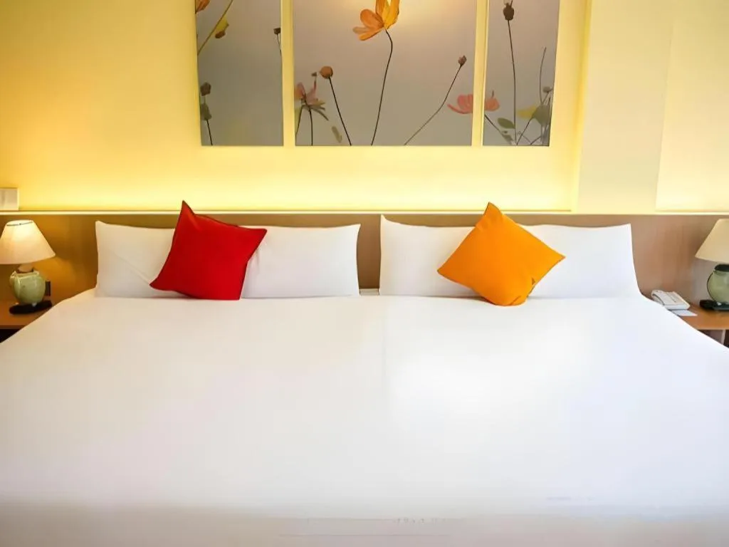 Bed in River Kwai Village Hotel