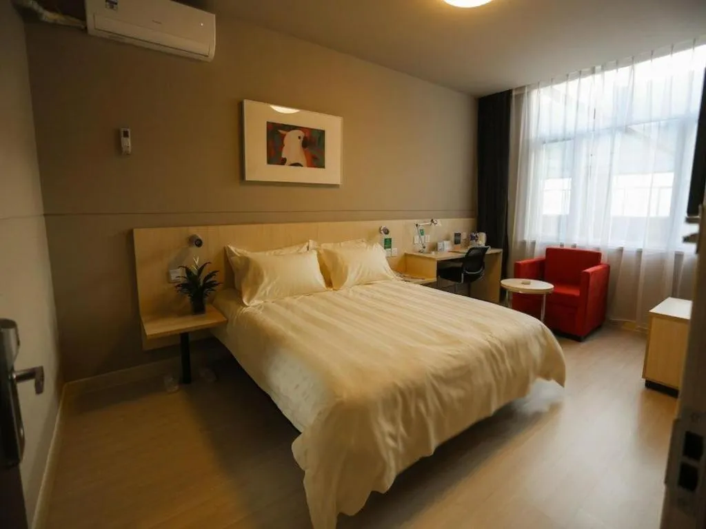 Bed in Jinjiang Inn Jiaxing South Lake