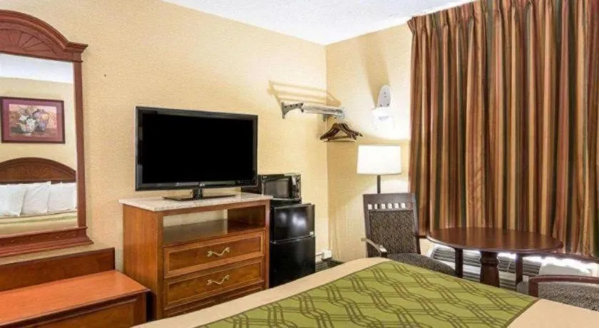 Bed in Econo Lodge Near Quantico Marine Base