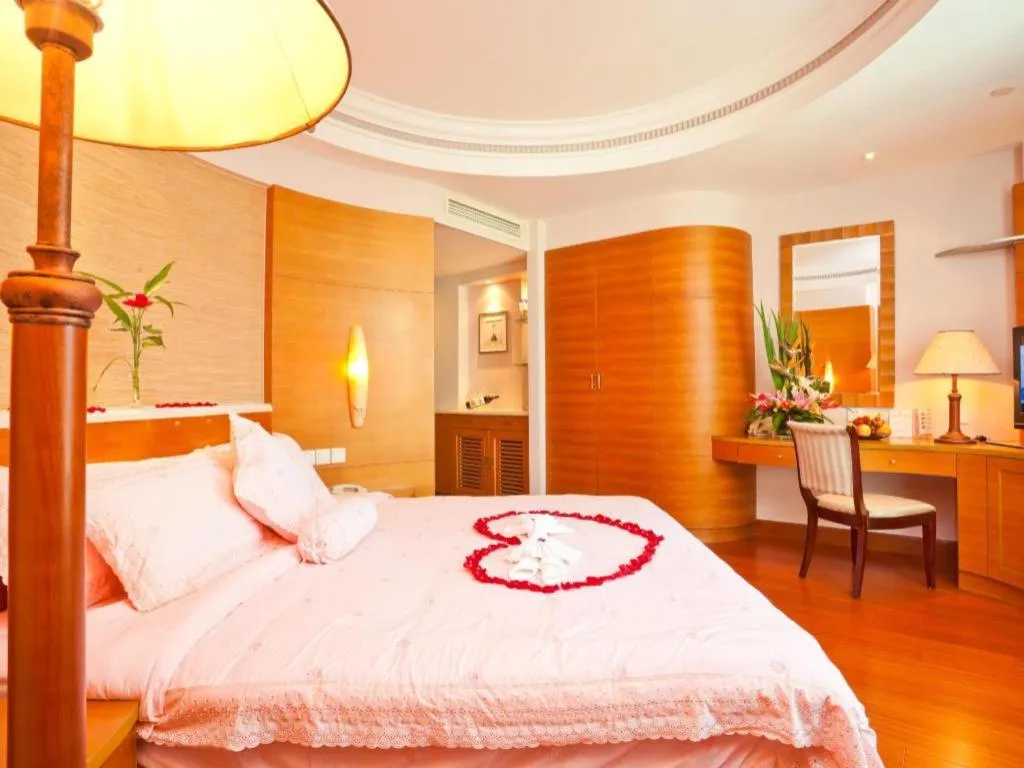 Bed in Sanya Baohong Hotel