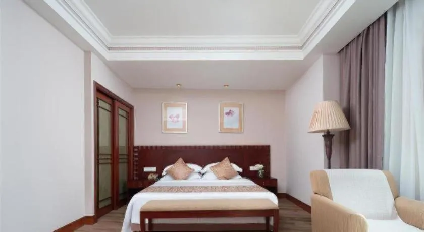 Bed in Sanya Baohong Hotel