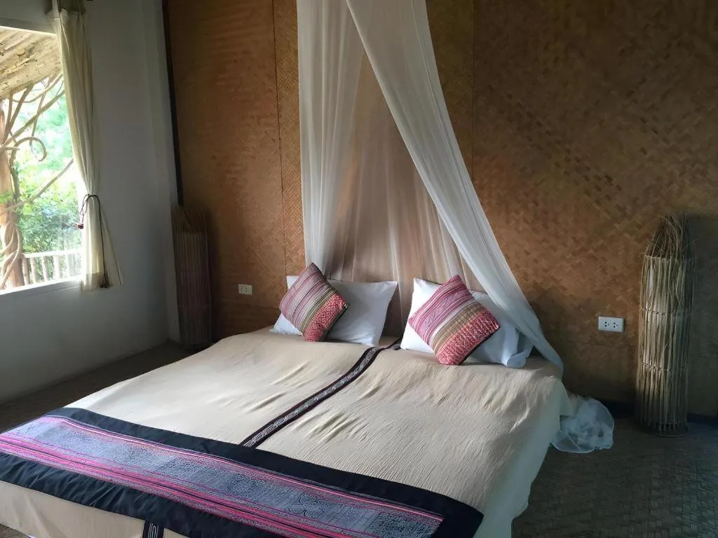 Bed in Him Naam Pai Resort