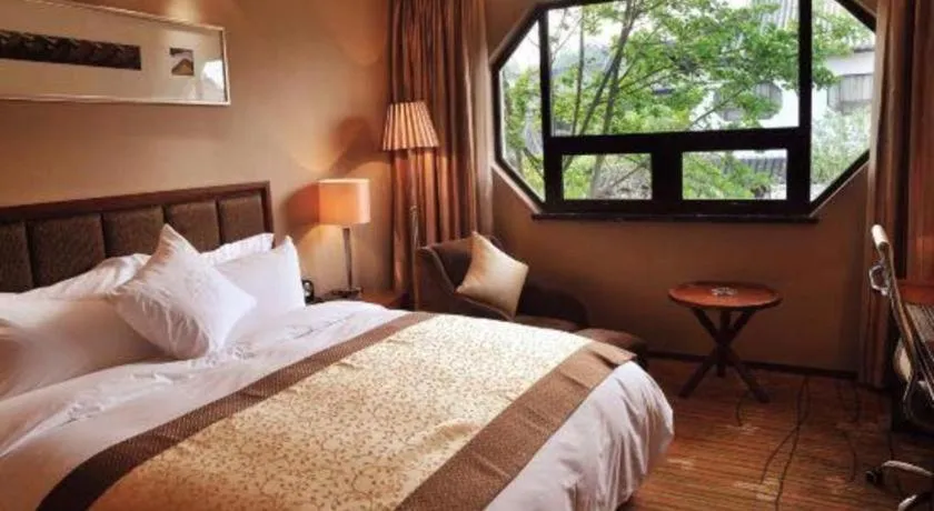 Bed in Yangzhou Hentique Huijin Resort Hotel