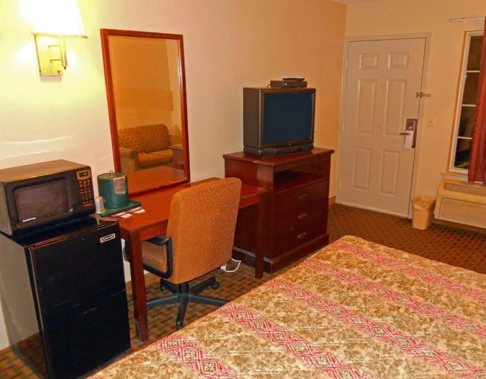 Bed in America's Best Inn - Beaufort