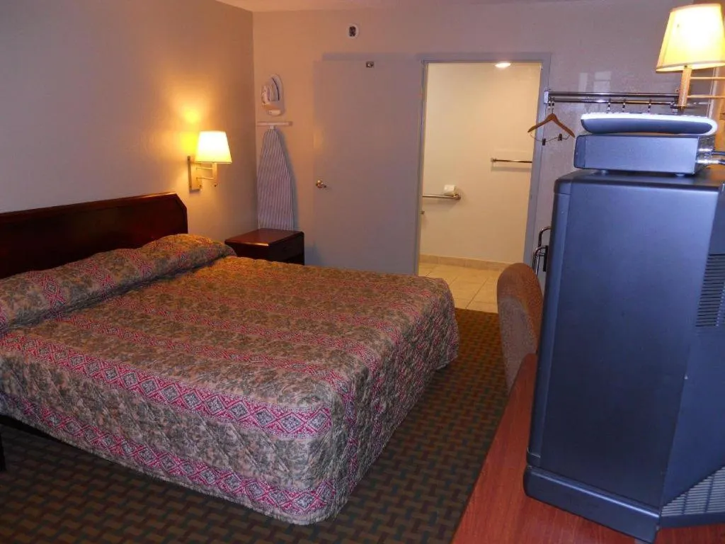 Bed in America's Best Inn - Beaufort