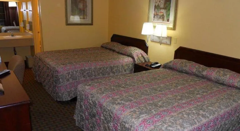 Bed in America's Best Inn - Beaufort