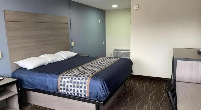 Bed in Americas Best Value Inn Alexandria