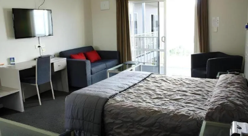 Bed in Hawera Central Motor Lodge