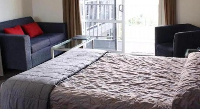 Bed in Hawera Central Motor Lodge