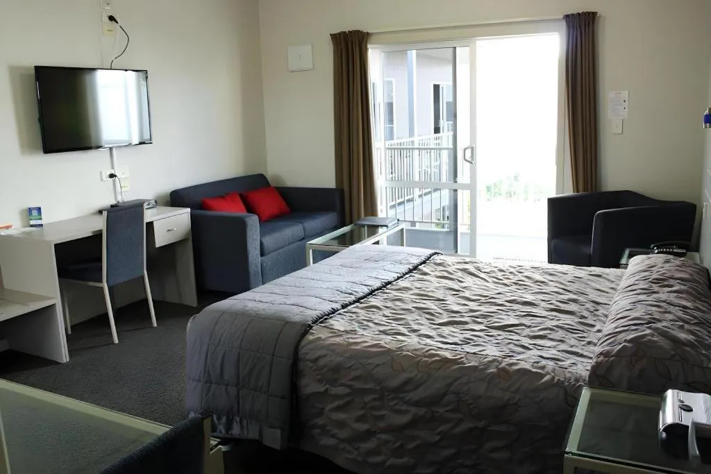 Bed in Hawera Central Motor Lodge