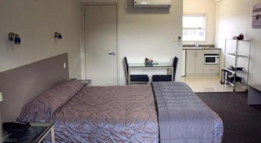 Bed in Hawera Central Motor Lodge