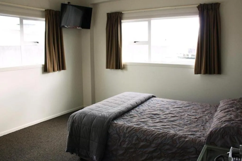 Bed in Hawera Central Motor Lodge