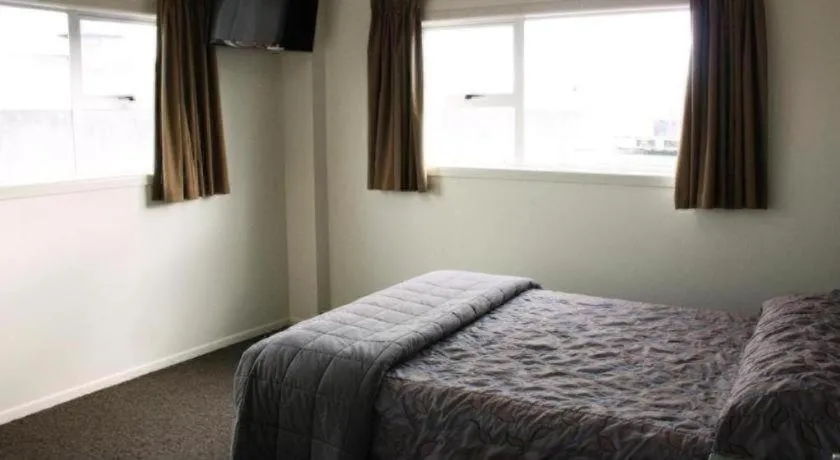 Bed in Hawera Central Motor Lodge