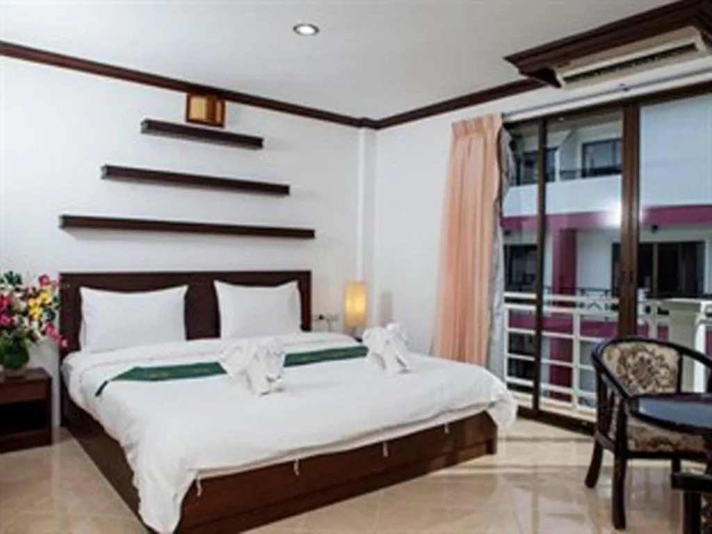 Bed in Triple Rund Place Hotel