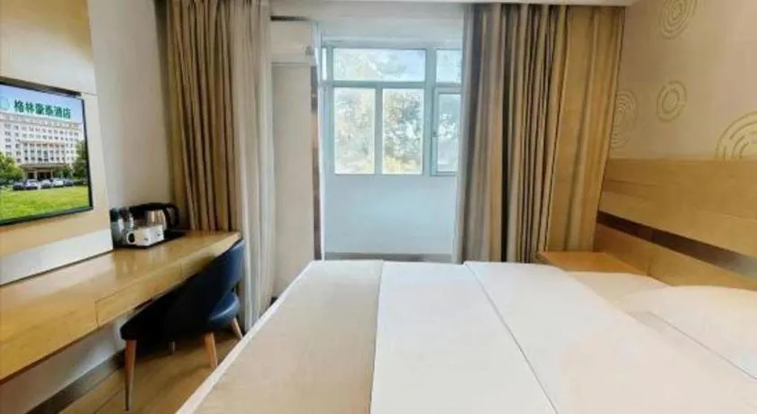Bed in GreenTree Inn Suites HongQiao Airport Branch