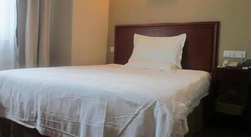 Bed in GreenTree Inn Suites HongQiao Airport Branch