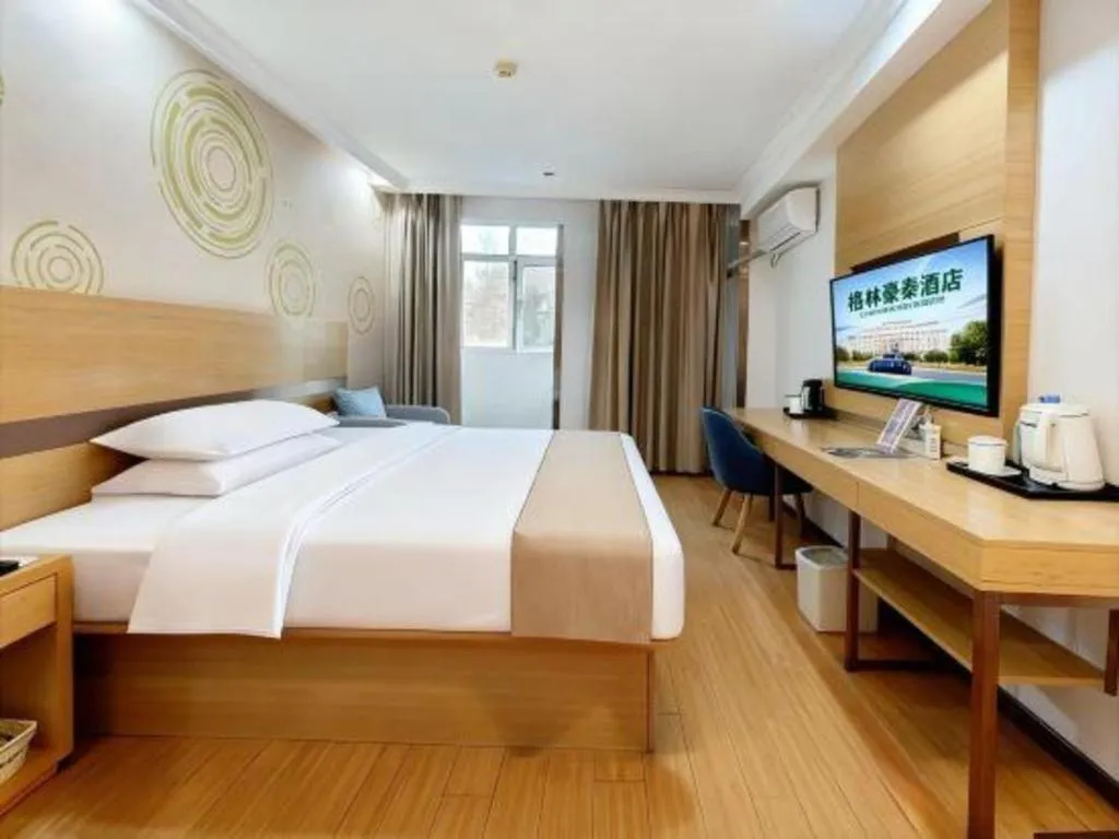 Bed in GreenTree Inn Suites HongQiao Airport Branch