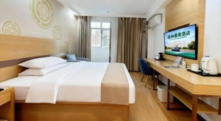 Bed in GreenTree Inn Suites HongQiao Airport Branch