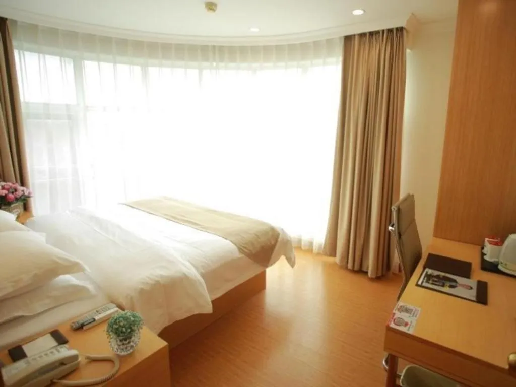 Bed in GreenTree Inn Suites HongQiao Airport Branch