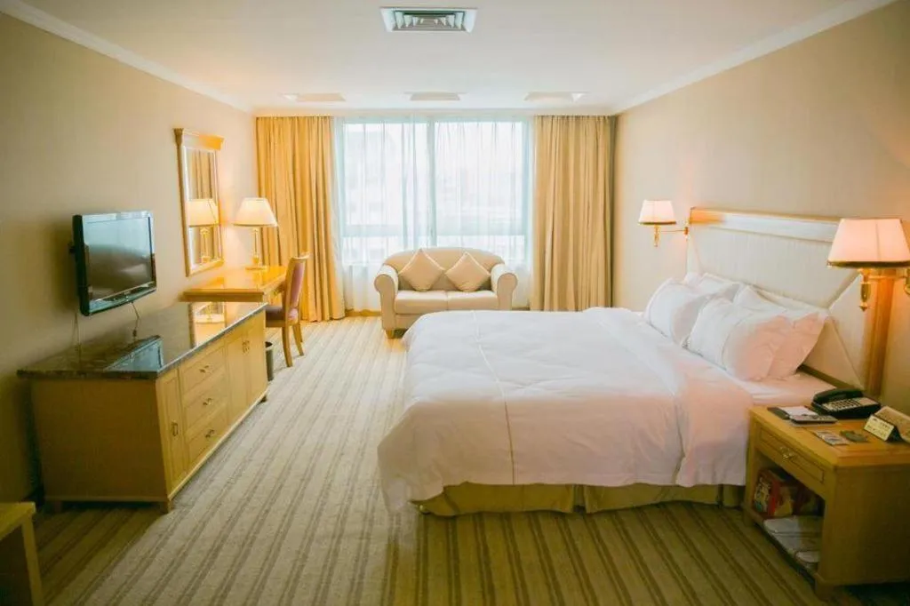 Bed in New Pearl River Hotel