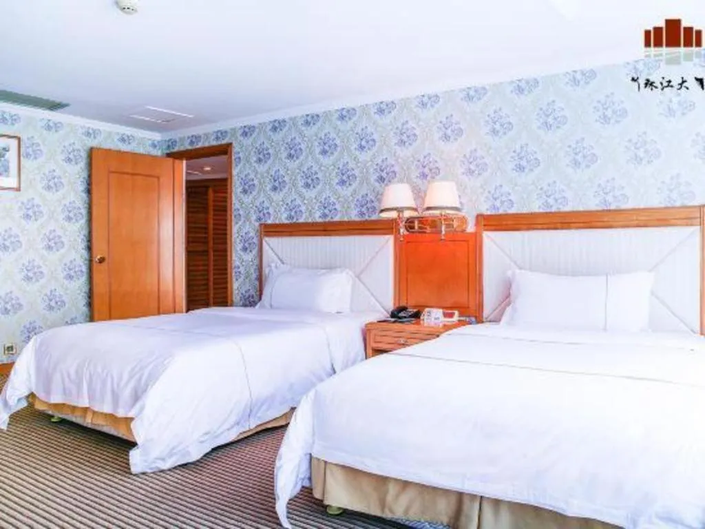 Bed in New Pearl River Hotel