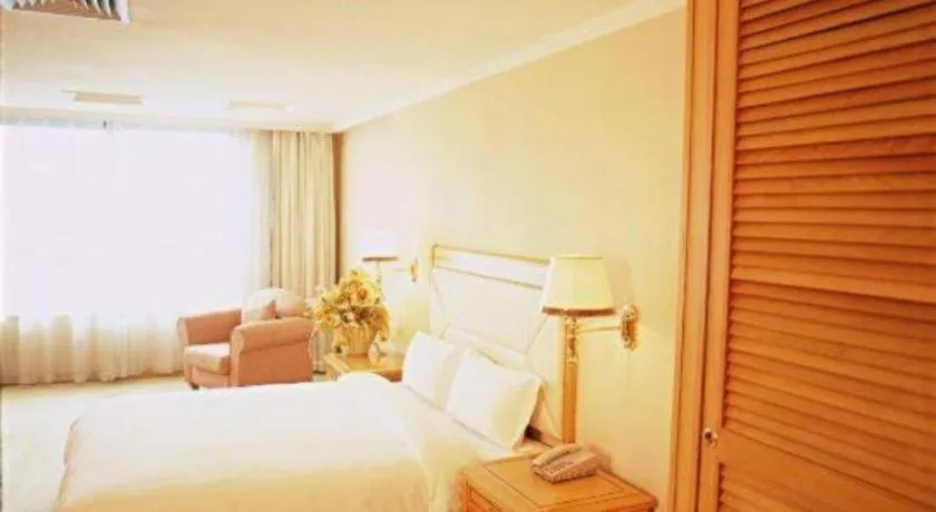 Bed in New Pearl River Hotel