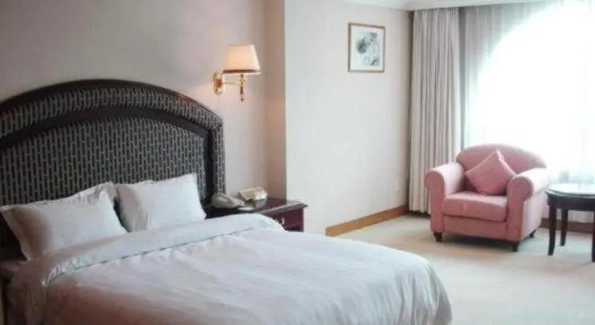 Bed in New Pearl River Hotel