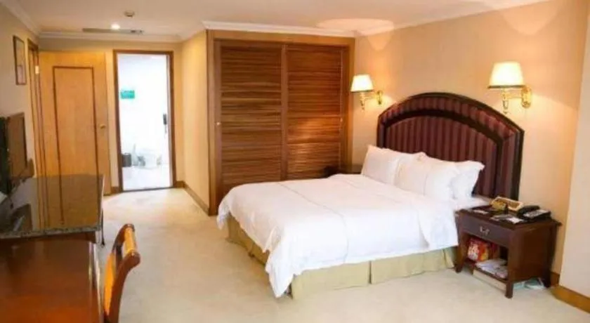 Bed in New Pearl River Hotel