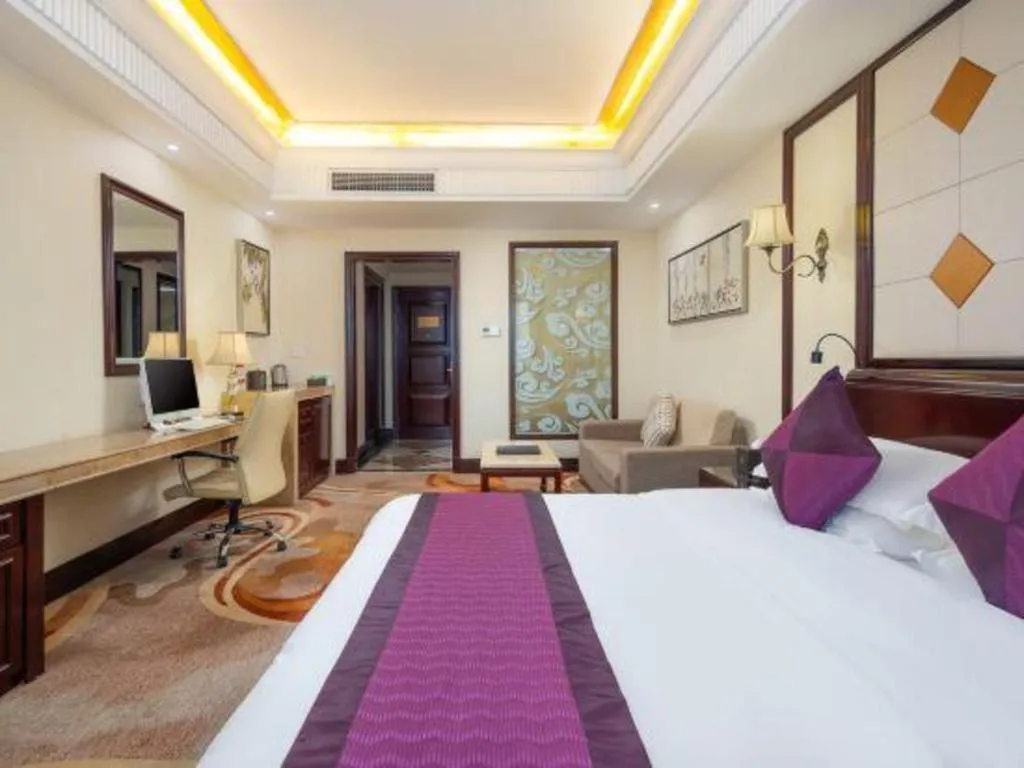 Bed in Sun City Hotel Haikou