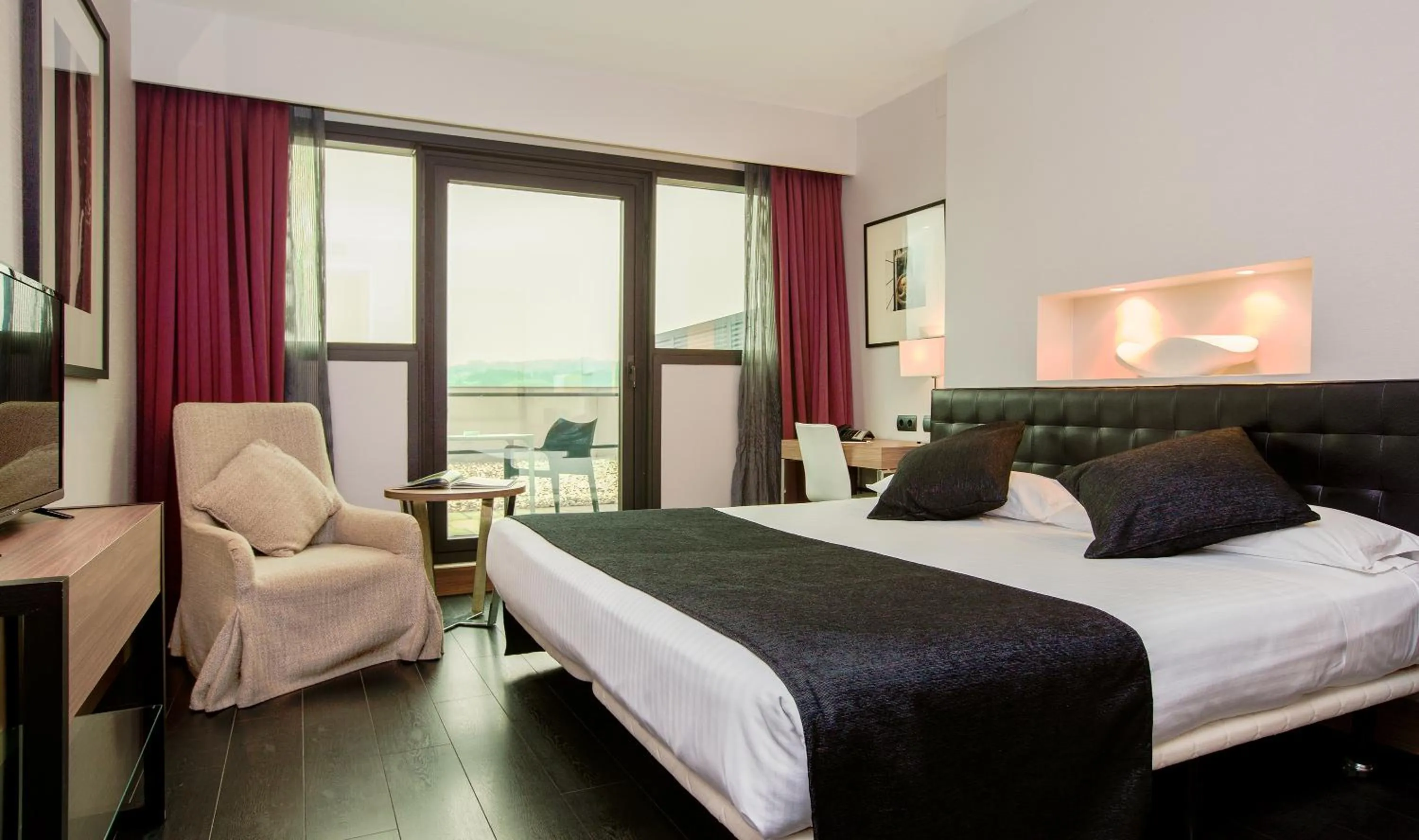 Photo of the whole room, Bed in URH Hotel Spa Zen Balagares