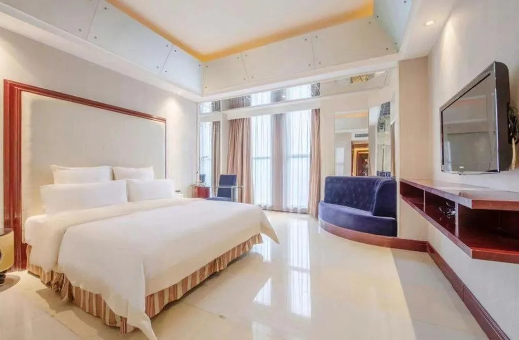 Bed in Babylon Hotel