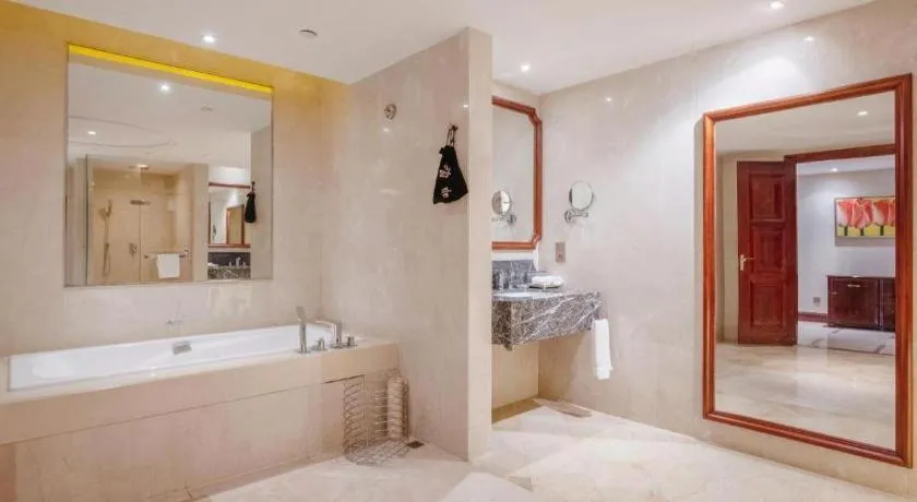 Bed in Babylon Hotel