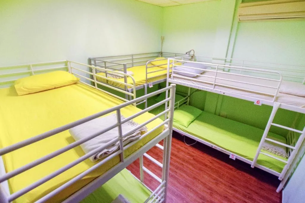 Bed in Vintage Inn @ Clarke Quay