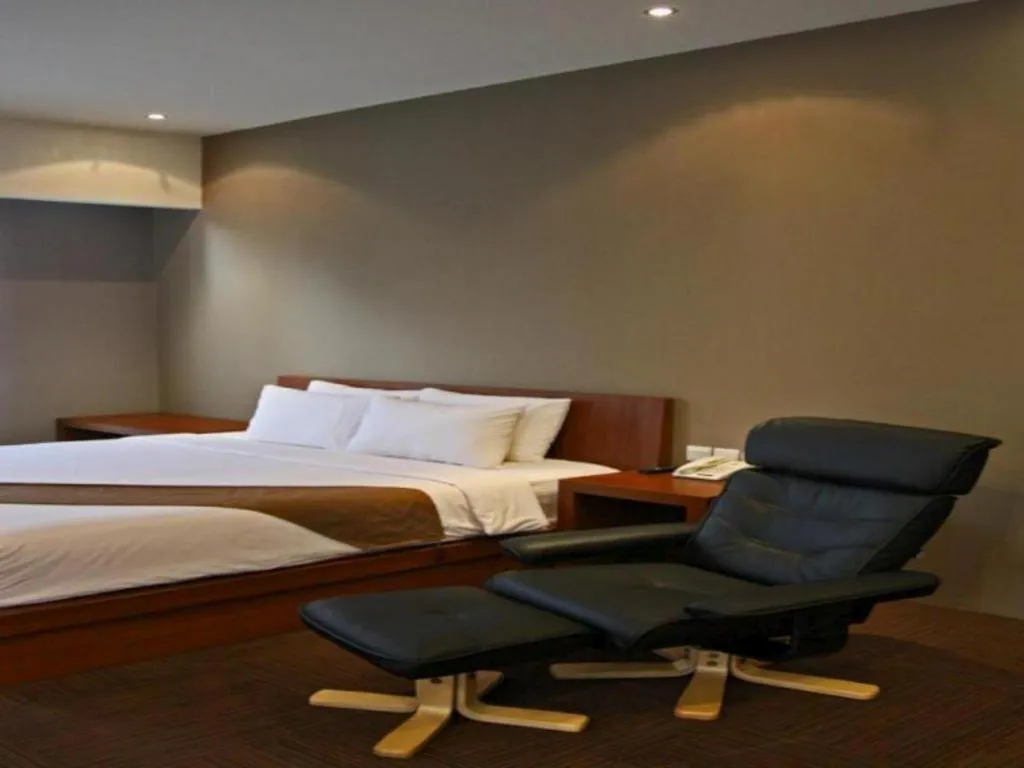 Bed in Plan B Hotel