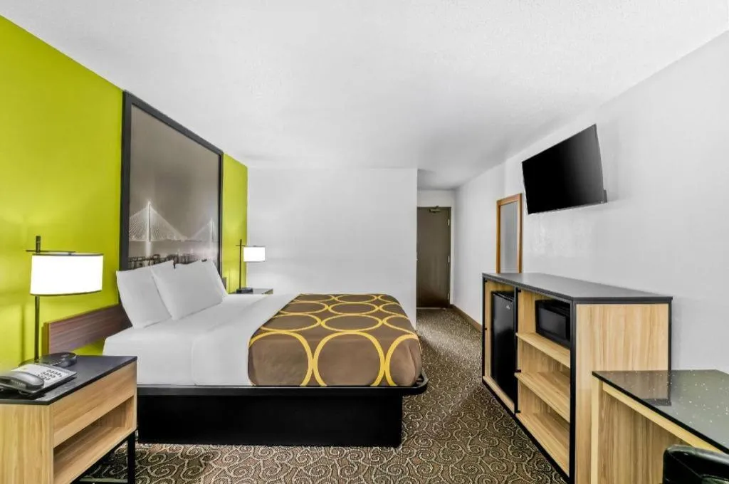 Bed in Super 8 By Wyndham Franklin