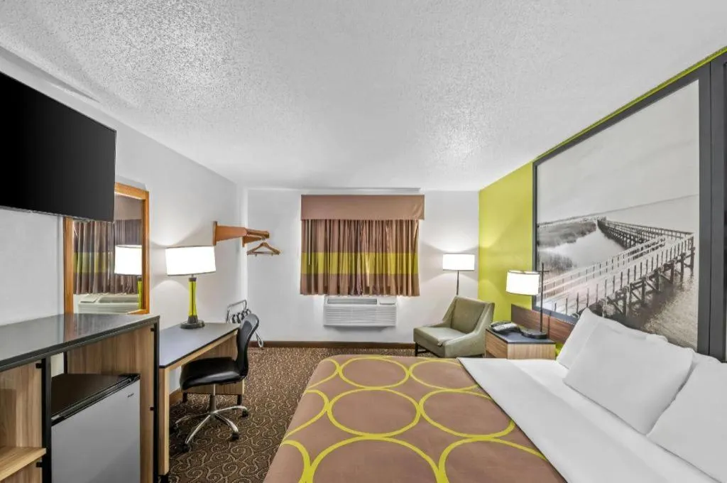 Bed in Super 8 By Wyndham Franklin