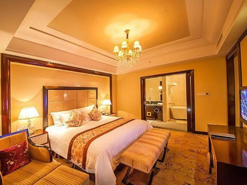Bed in New Century Grand Hotel Xinxiang