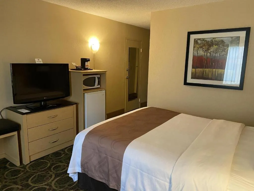 Bed in Quality Inn Geneseo