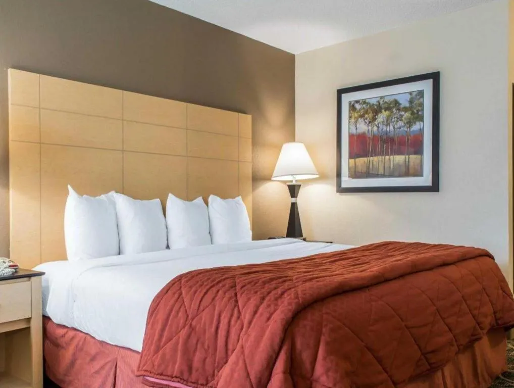 Bed in Quality Inn Geneseo