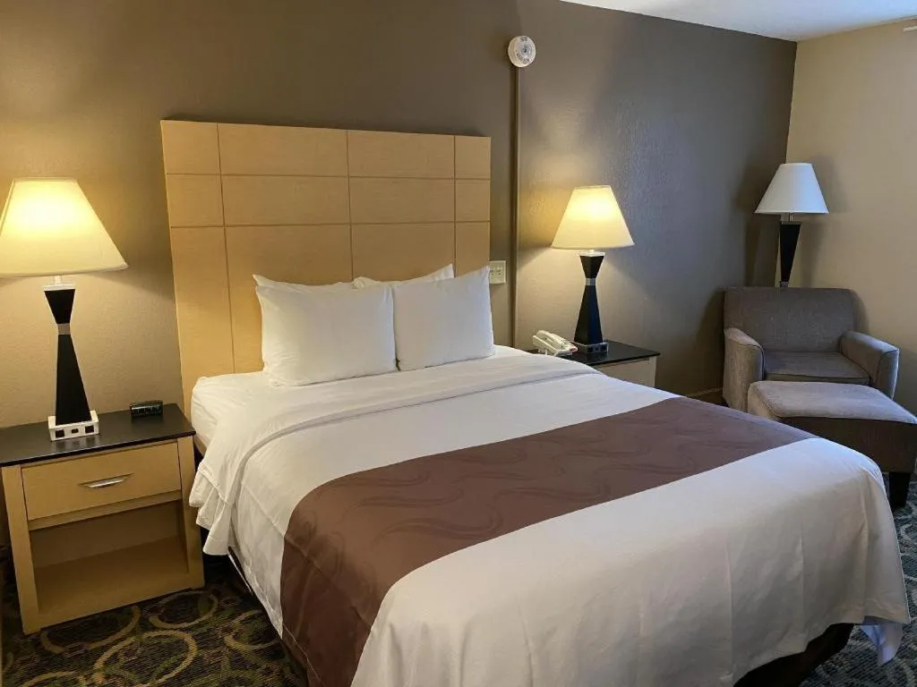 Bed in Quality Inn Geneseo