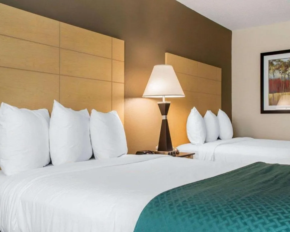 Bed in Quality Inn Geneseo