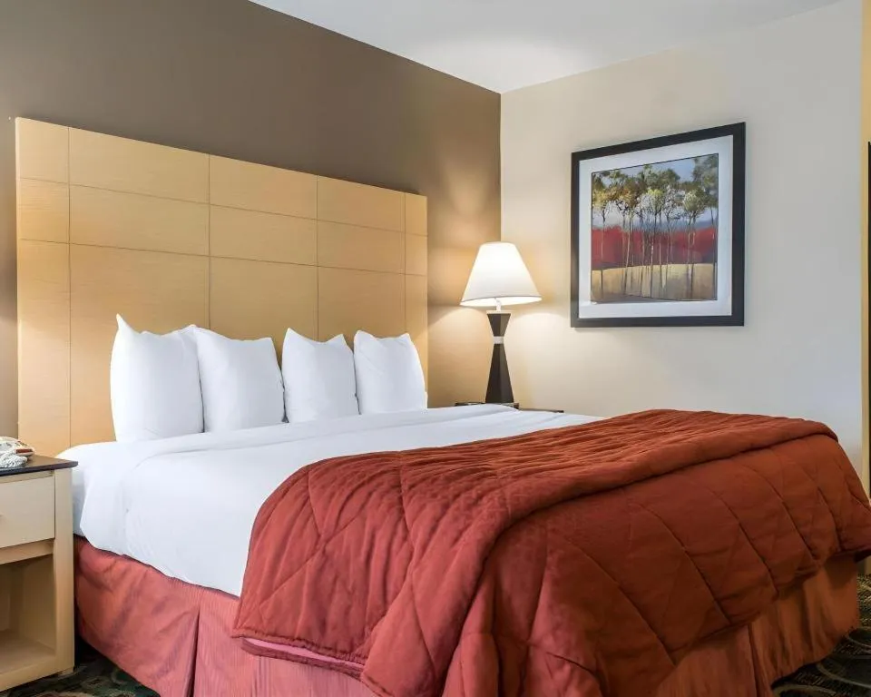 Bed in Quality Inn Geneseo