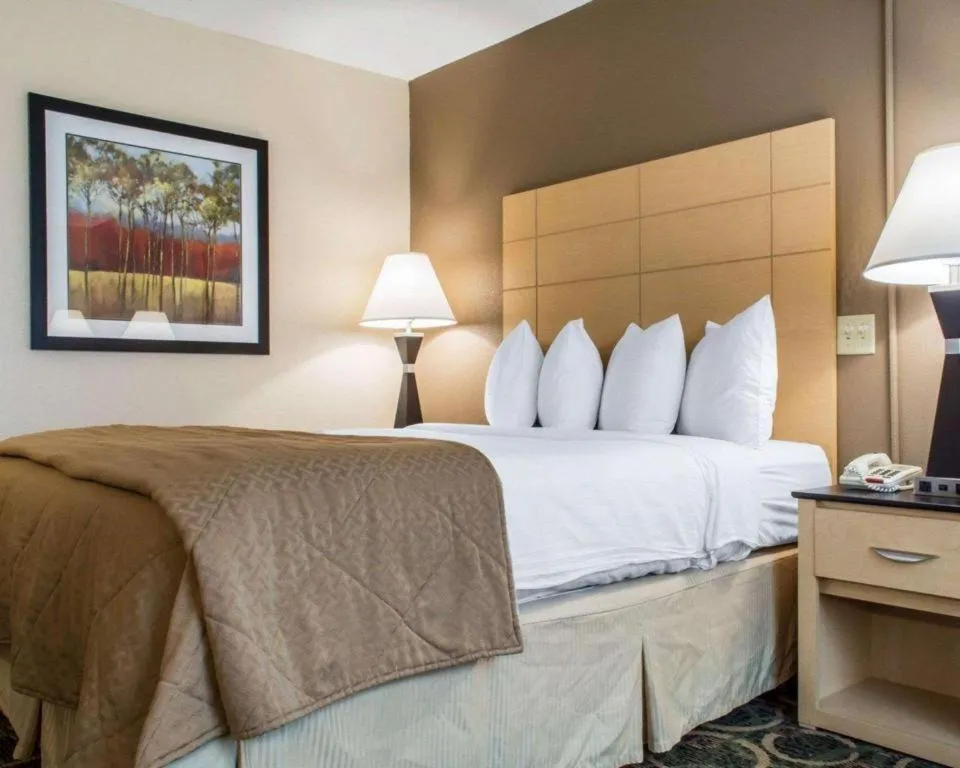 Bed in Quality Inn Geneseo