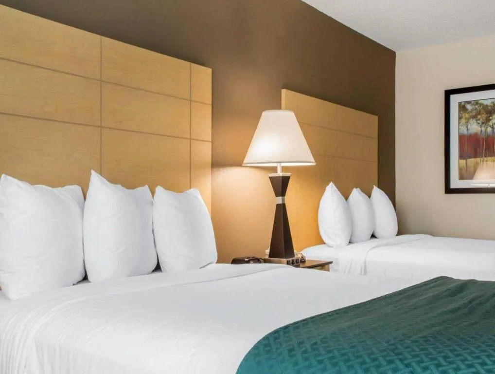 Bed in Quality Inn Geneseo