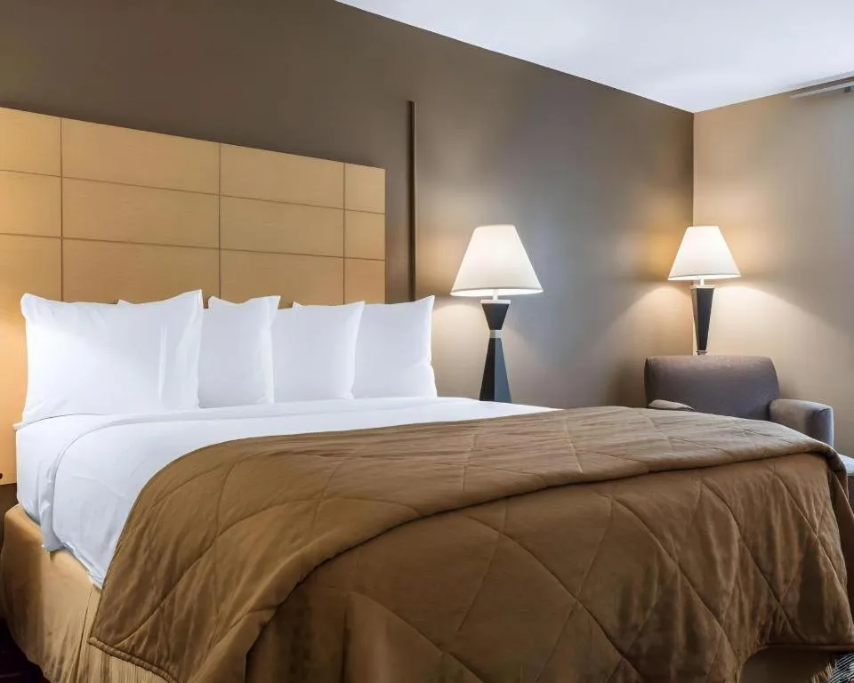 Bed in Quality Inn Geneseo