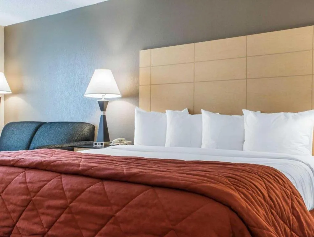 Bed in Quality Inn Geneseo